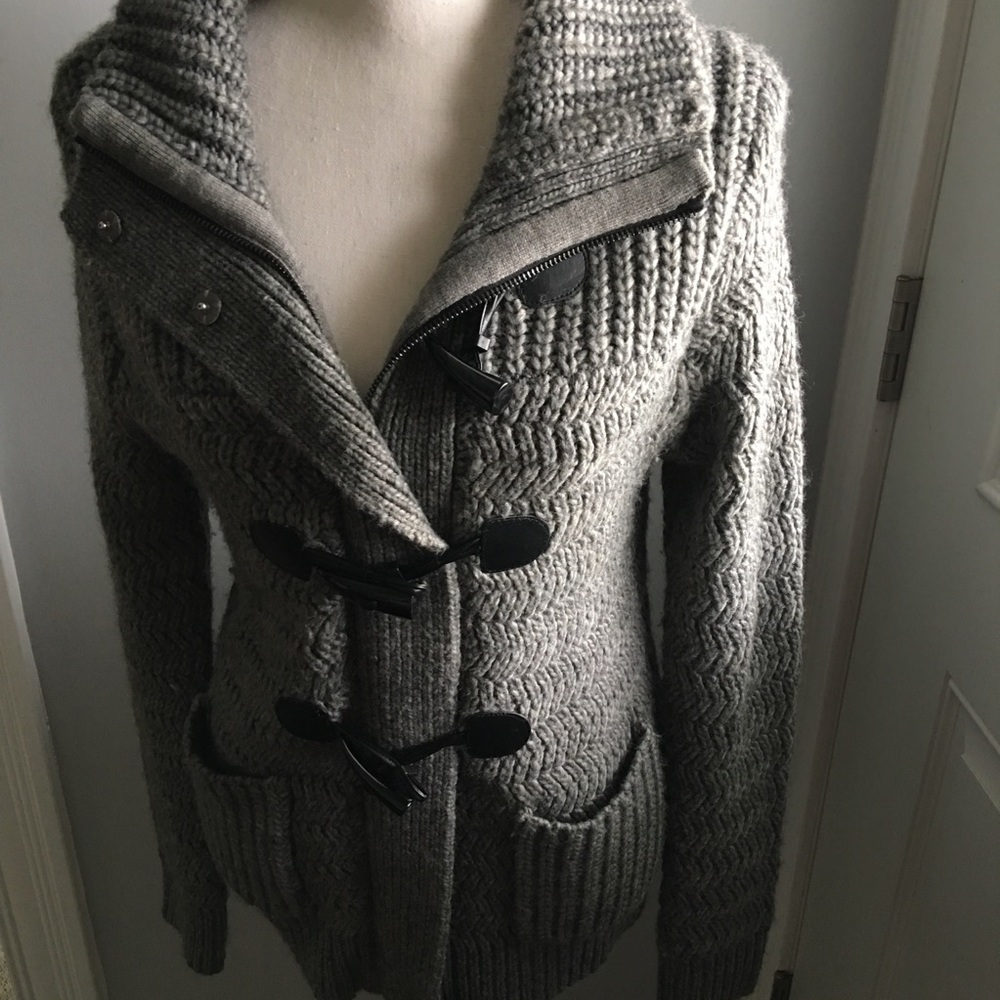 LOFT | Chunky cozy toggle close sweater, M
